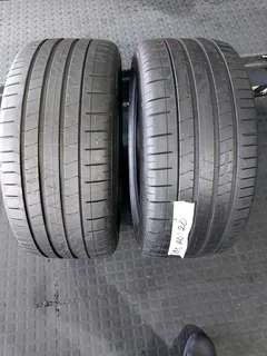 2x 285 40 20 pirelli normal tyres with 95% treads available for sale