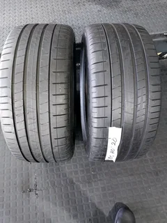 2x 285 40 20 pirelli normal tyres with 95% treads available for sale