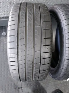 2x 285 40 20 pirelli normal tyres with 95% treads available for sale