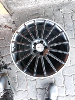 1x 19inch Mercedes single rim available for sale