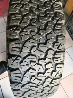1x 265 70 17 Bf Goodrich ko2 tyre with 95% treads available for sale