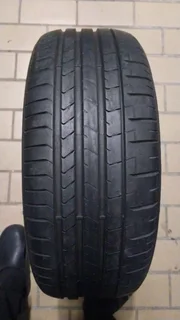 1x 225 40 19 pirelli normal tyre with 90% treads available for sale