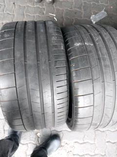 2x 305 30 20 pirelli p zero tyres with good treads available