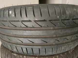 1x 225 40 18 Bridgestone run flat tyre with 95% treads available for sale