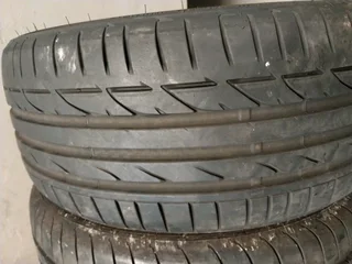 1x 225 40 18 Bridgestone run flat tyre with 95% treads available for sale