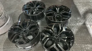 A clean set of 21inch Range Rover Evoque and velar rims rims and tyres available for sale