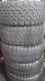 A good set of 265 65 17 Bf Goodrich ko2 tyres with good treads available for sale