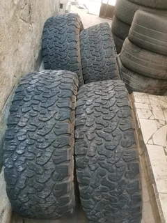 Set 4x 285/65/18 Bfgoodrich ko2 white lattering