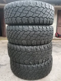4tyres 285/70/17 Cooper Discoverer STMax white lattering