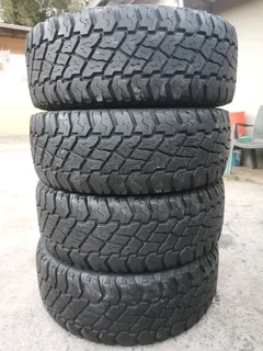 4tyres 285/70/17 Cooper Discoverer STMax white lattering