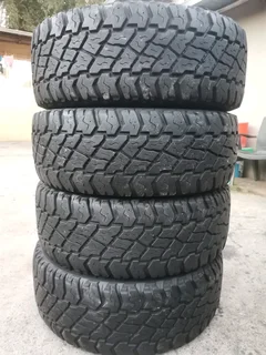 4tyres 285/70/17 Cooper Discoverer STMax white lattering