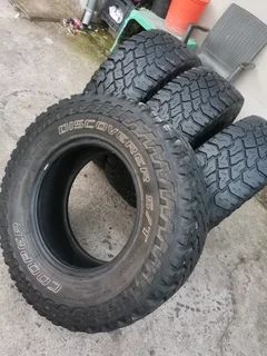 4tyres 285/70/17 Cooper Discoverer STMax white lattering