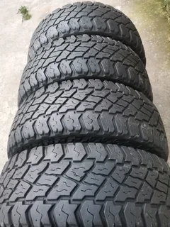 Set 285/70/17 Cooper Discoverer STMax white lattering