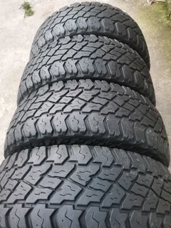 Set 285/70/17 Cooper Discoverer STMax white lattering