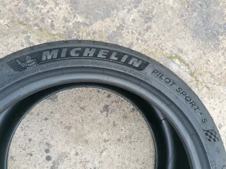 1x 265/40/19 Michelin pilot sport 4S