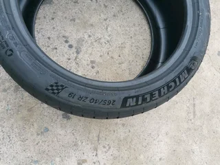 1x 265/40/19 Michelin pilot sport 4S