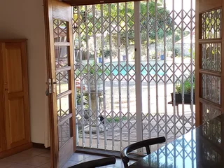 Bachelor flat in Hayfields