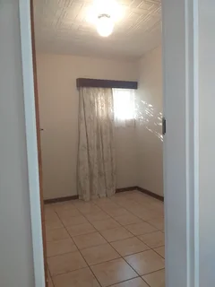 Bachelor flat in Hayfields