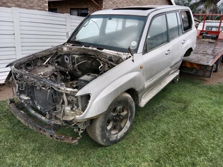 Land cruiser 100 series stripping for spares
