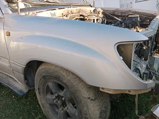 Right front fender for sale Land Cruiser 100 series