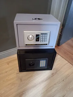 ✨ 2 x Electronic Safes For Sale!               R1 000 for both 