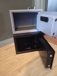 ✨ 2 x Electronic Safes For Sale!               R1 000 for both 