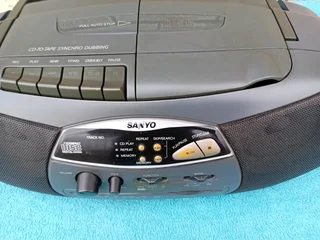SANYO FM RADIO WITH CD PLAYER (R400)