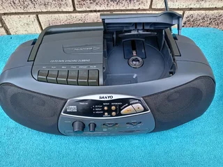 SANYO FM RADIO WITH CD PLAYER (R400)