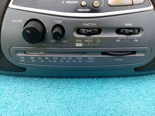 SANYO FM RADIO WITH CD PLAYER (R400)