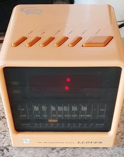 Vintage Lloyd&#39;s clock radio