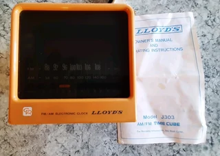 Vintage Lloyd&#39;s clock radio