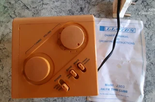 Vintage Lloyd&#39;s clock radio