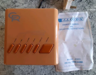 Vintage Lloyd&#39;s clock radio
