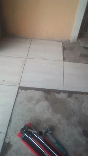 Builder and plasterer urgently looking for job