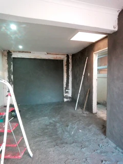 Skilled bricklayer and plasterer