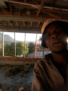 Skilled bricklayer and plasterer