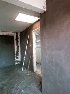 Skilled bricklayer and plasterer
