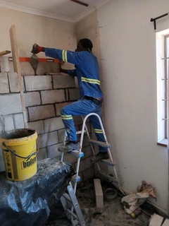 Skilled bricklayer and plasterer