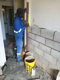 Skilled bricklayer and plasterer