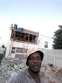 Skilled bricklayer and plasterer