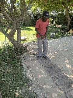 Skilled bricklayer and plasterer