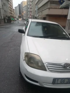 White Toyota Corolla kokoroshe start and go