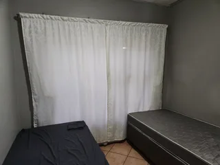 Student accomodation-3 Students sharing (NOT NSFAS ACCREDITED)