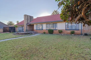4 Bedroom house for sale in Robertsham, Johannesburg.