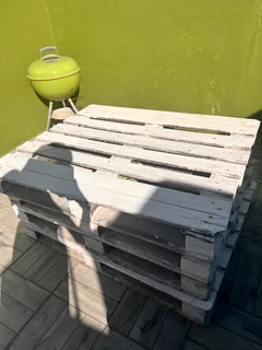 White-Washed Wooden Palettes for FREE