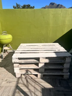 White-Washed Wooden Palettes for FREE