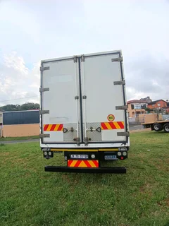 SERCO FRIDGE BODY MAN TRUCK