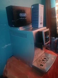 De&#39;Longhi ECAM 23.460 fully automatic espresso and cappuccino machine.