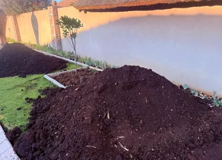 Compost And Lawn Dressing