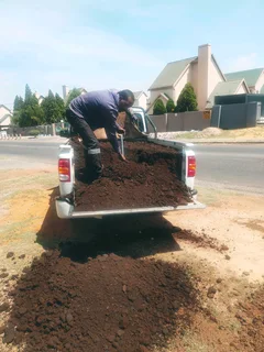 Compost and Lawn Dressing we deliver